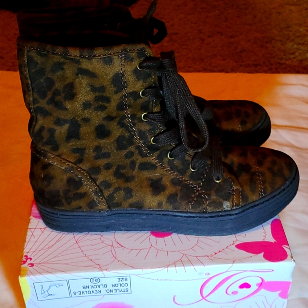 Velvet dark lepored print high top tennis shoes. Bamboo size 6